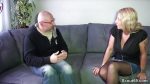 Mutter fickt den Lehrer der Tochter beim Elterngespraech