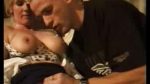 Mutter mit Sohn und seinem Freund