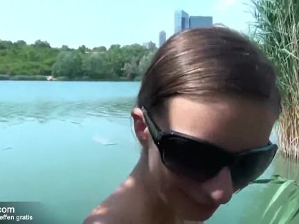 Junges Girl am Naturteich bespannert und durchgefickt