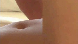 Teen mit knackigem Arsch im Hotel von zwei Schwänzen durchgefickt