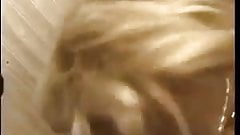 Blonde Italienerin wird von zwei Hengsten doppelt