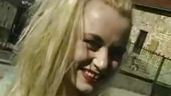 Polenfotze mit Nylons von zwei Schwaenzen durchgehaemmert