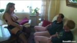 Stief-Sohn mit Riesen Pimmel fickt seine Mutter