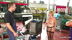 Geile MILF Mutter fickt den Jungen Azubi in der Werkstatt